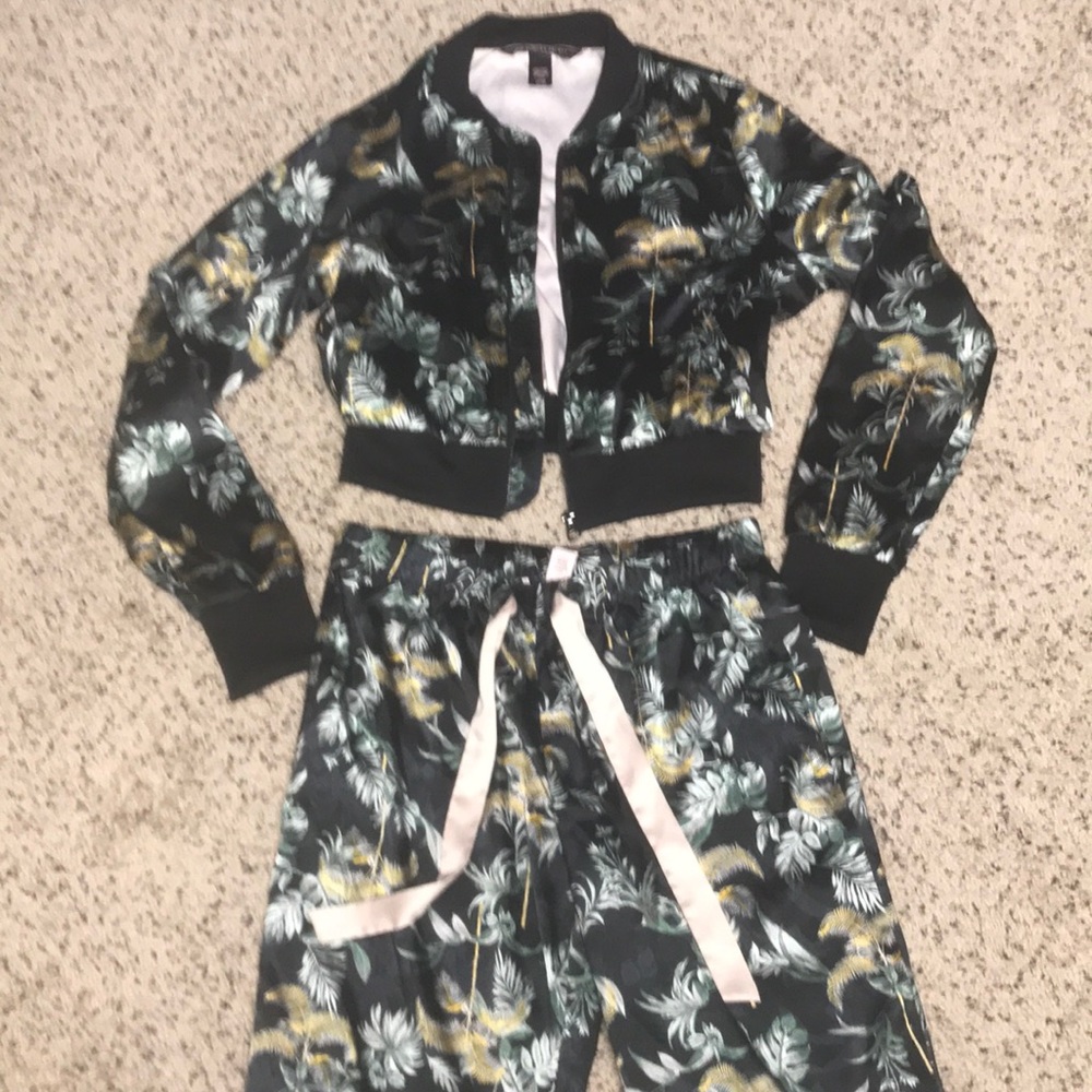 Victoria’s Secret 3 Piece Rare Tropical Satin PJ - Picture 6 of 7
